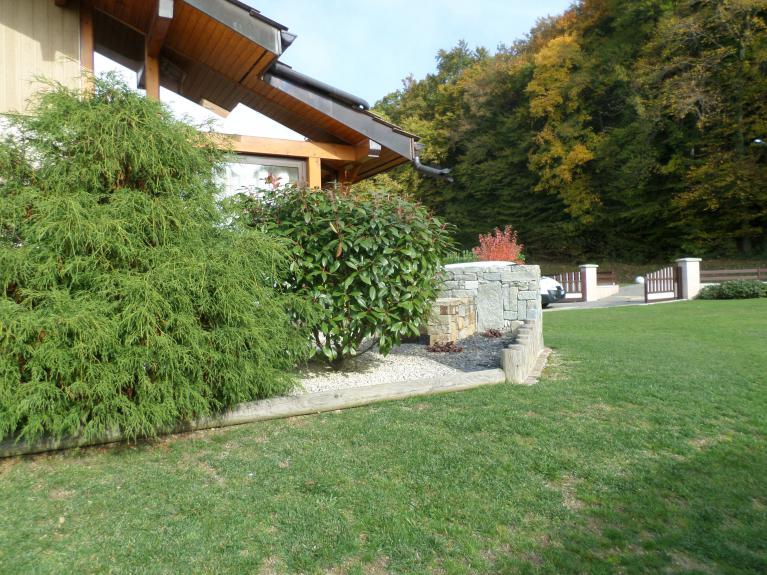 Bordure en rondin de bois posée horizontalement. Bordure en rondin de bois posée horizontalement.