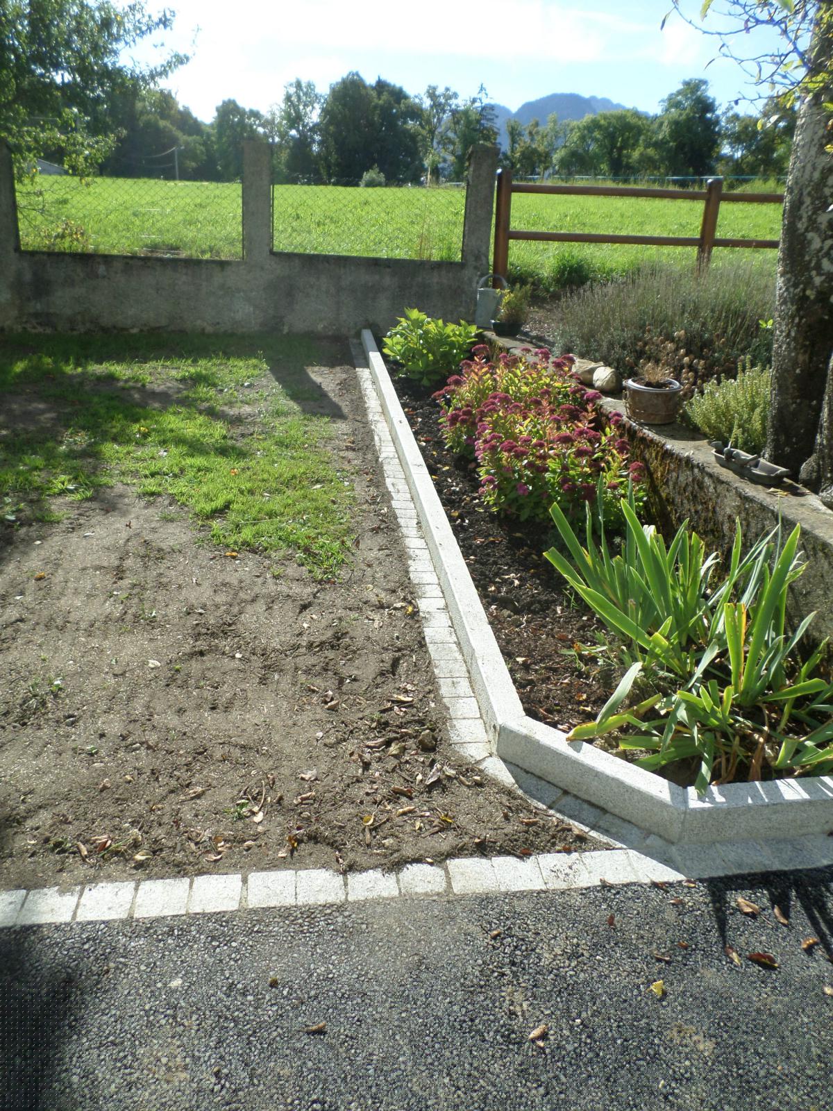 Accolés à une bordure haute, les pavés en lignes servent toujours pour faciliter l'entretien de la pelouse et pour structurer les espaces. Accolés à une bordure haute, les pavés en lignes servent toujours pour faciliter l'entretien de la pelouse et pour structurer les espaces.