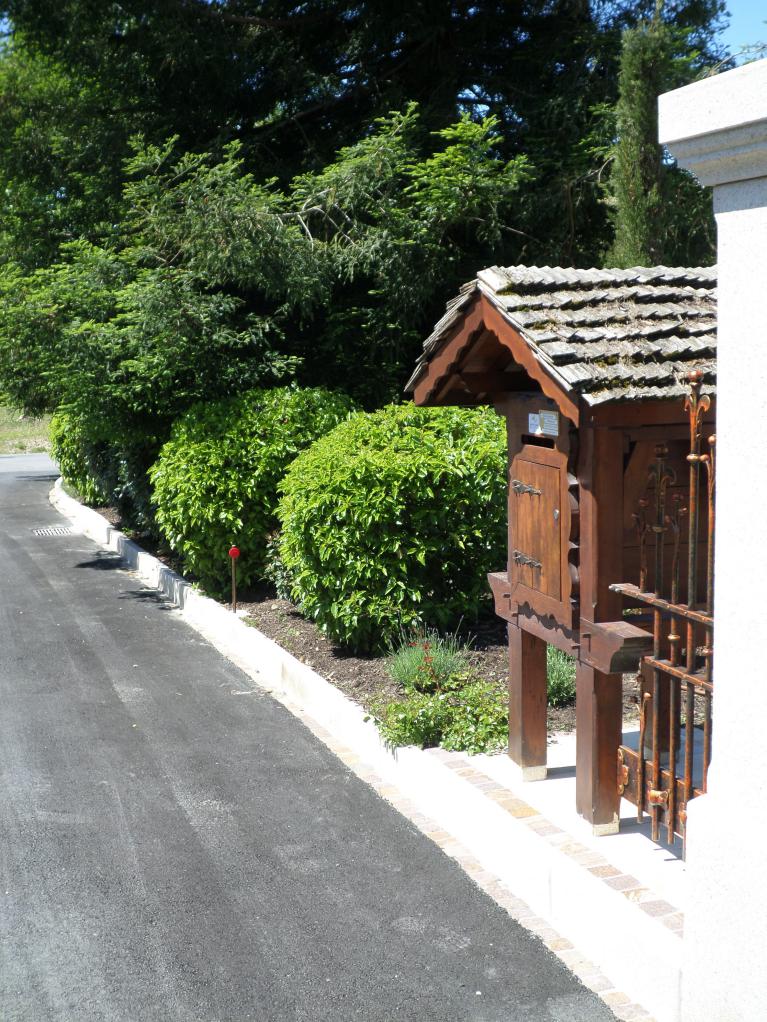 Bordure en pierre le long de la voirie. Bordure en pierre le long de la voirie.