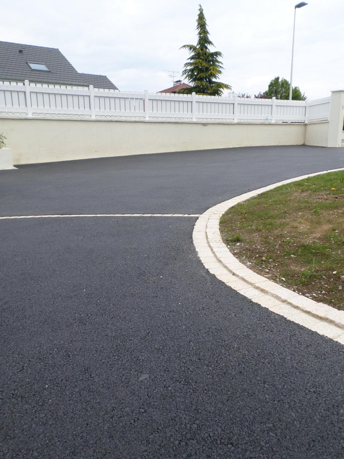 Pour structurer votre cour, l'enrobé est retenu par la bordure en pavés maçonnée, et favorise le franchissement avec la tondeuse. Pour structurer votre cour, l'enrobé est retenu par la bordure en pavés maçonnée, et favorise le franchissement avec la tondeuse.