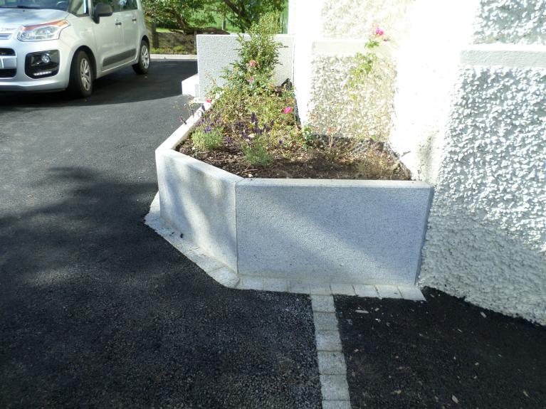 Bordure haute type muret. Bordure sur mesure pour créer un muret à pente ; et rang de pavés pour délimiter l'enrobé. Bordure haute type muret. Bordure sur mesure pour créer un muret à pente ; et rang de pavés pour délimiter l'enrobé.