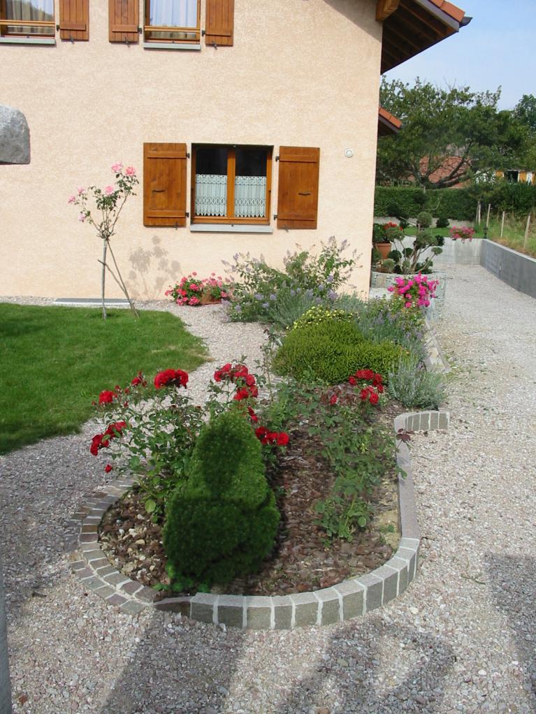 Bordure haute associée à une bordure basse pour harmoniser un jardinet. Bordure haute associée à une bordure basse pour harmoniser un jardinet.