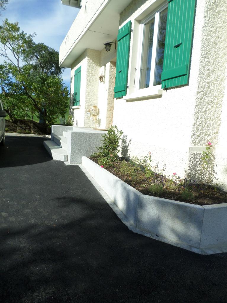 Bordure en pierre type murette. Bordure en pierre type murette.