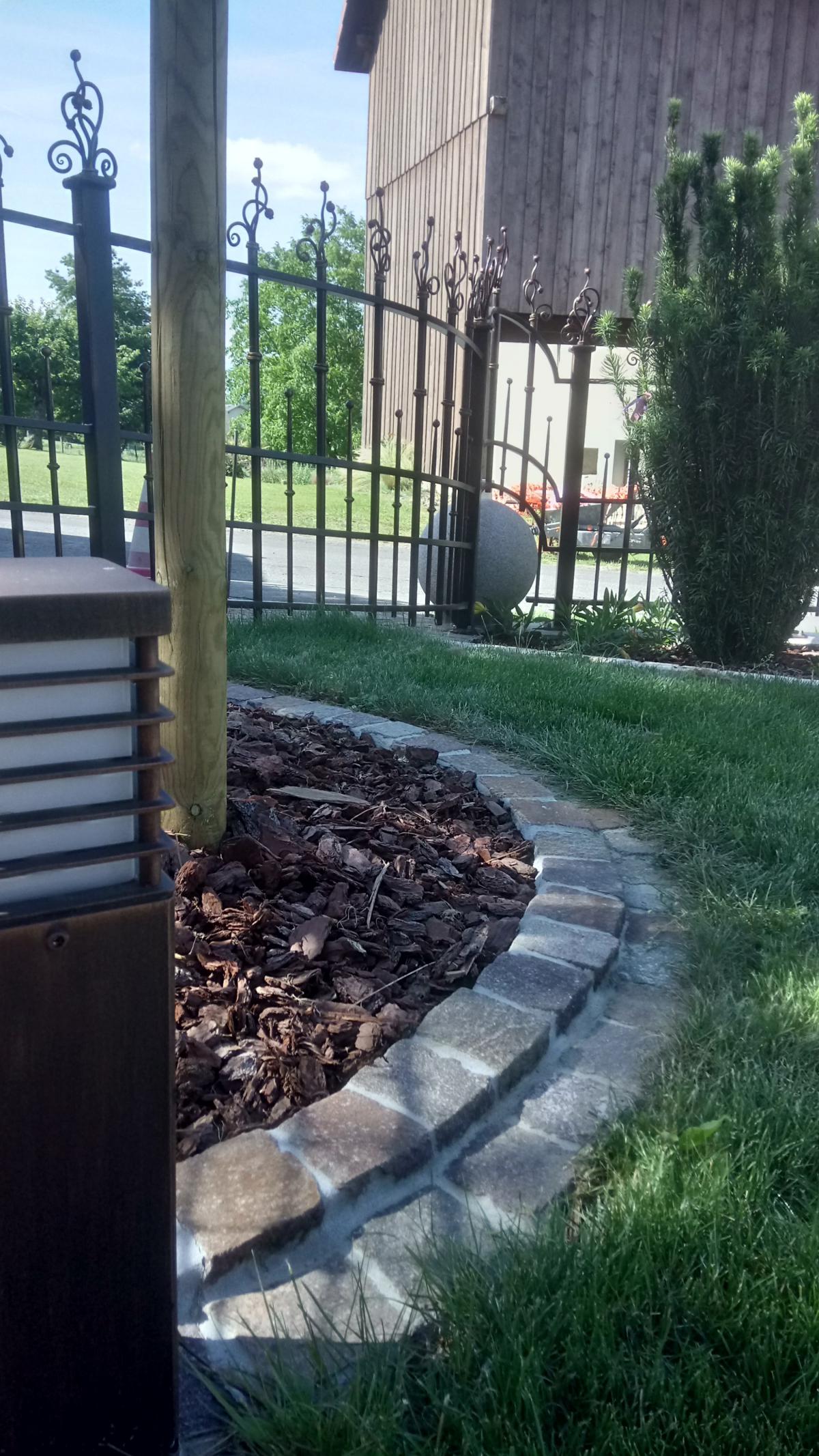 Les bordures permmetent  également d'inclure des objets décoratifs et utiles, tel que ce luminaire. Les bordures permmetent  également d'inclure des objets décoratifs et utiles, tel que ce luminaire.