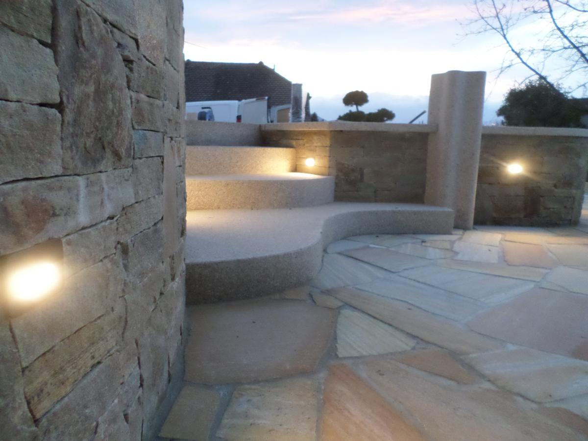 Eclairage encastré dans le muret en fonctionnement en fin de journée Eclairage encastré dans le muret en fonctionnement en fin de journée