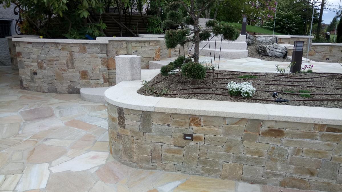 Luminaire encastré dans le muret en pierre, très discret Luminaire encastré dans le muret en pierre, très discret