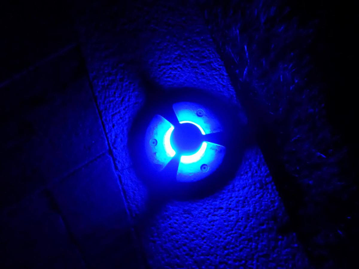 Encastré de sol. Lumière bleu en fonctionnement de nuit Encastré de sol. Lumière bleu en fonctionnement de nuit