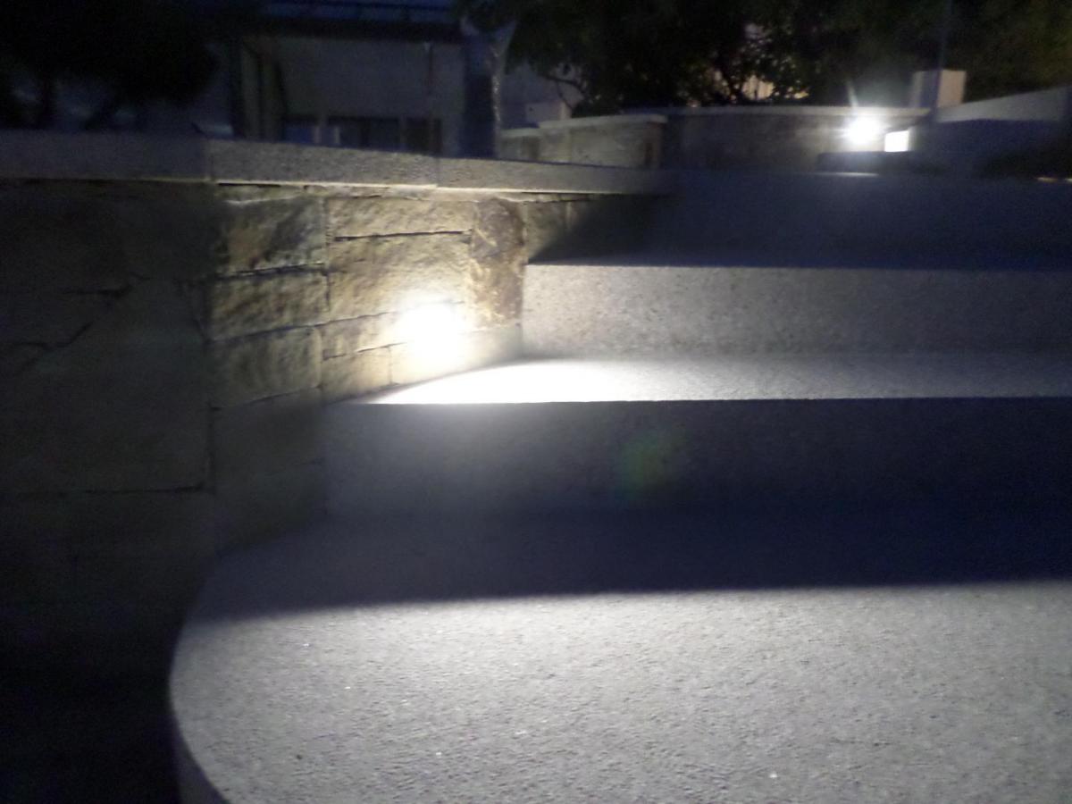 Eclairage encastré dans le muret en fonctionnement de nuit Eclairage encastré dans le muret en fonctionnement de nuit