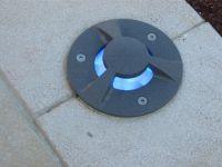 Encastré de sol. Lumière bleu en fonctionnement de jour Encastré de sol. Lumière bleu en fonctionnement de jour